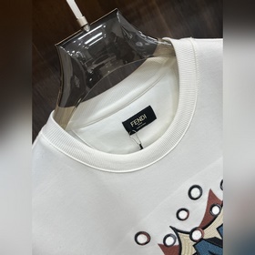 Новая модель футболки Fendi FD с кругл