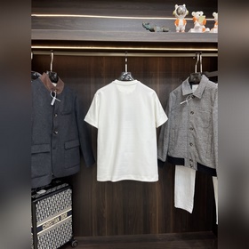 Новая модель футболки Fendi FD с кругл