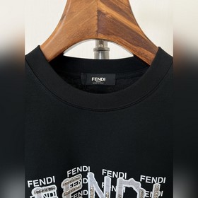 Новая модель Fendi весна-лето 2026： св