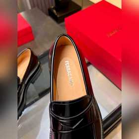 Ferragamo — популярные мужские кожаные