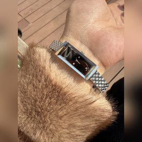 Новейшая модель часов Gucci из серии G