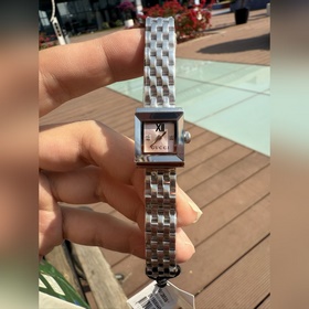 Новейшая модель часов Gucci из серии G