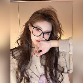 Lv Оуян Нана без макияжа в очках с шир