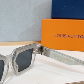 LOUIS VUITTON * Z1940E — звезда подиу