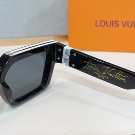 LOUIS VUITTON * Z1940E — звезда подиу