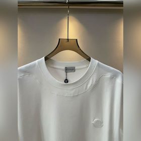 Футболка с облегающим вырезом и коротк