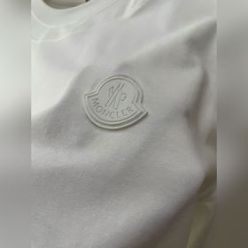 Футболка с облегающим вырезом и коротк