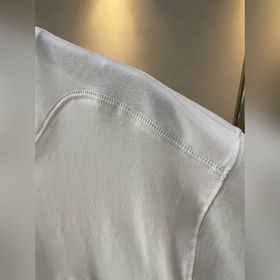 Футболка с облегающим вырезом и коротк