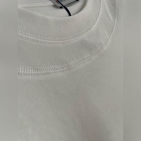 Футболка с облегающим вырезом и коротк