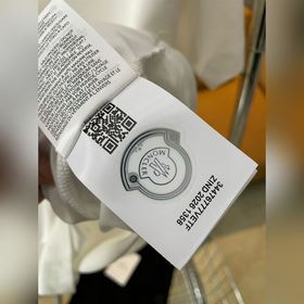 Футболка с облегающим вырезом и коротк