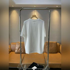 Футболка с облегающим вырезом и коротк