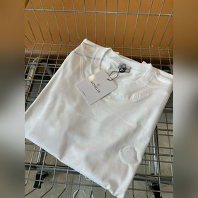 Футболка с облегающим вырезом и коротк