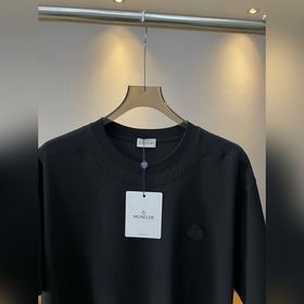 Футболка с облегающим вырезом и коротк