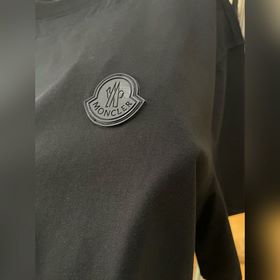 Футболка с облегающим вырезом и коротк