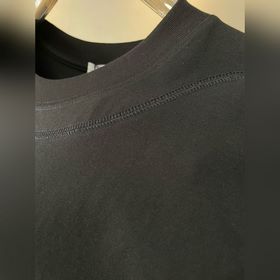 Футболка с облегающим вырезом и коротк