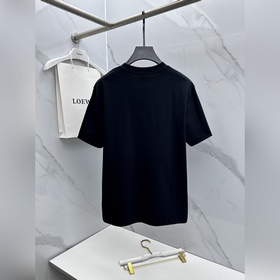 Moncler： новая модель весна-лето 2026 
