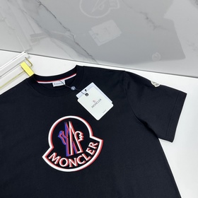 Moncler： новая модель весна-лето 2026 