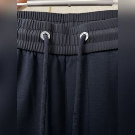 Prada： новая модель джинсов стиле кэжу