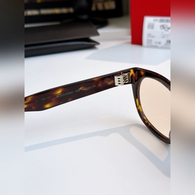 Логотип SAINT LAURENT из цельного х