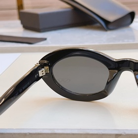 [YSL Yves Saint Laurent] Новая модель 