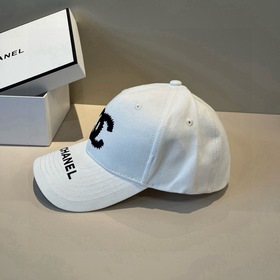 Новая бейсболка от Chanel： классически