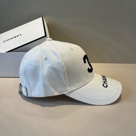 Новая бейсболка от Chanel： классически