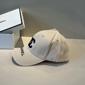 Новая бейсболка от Chanel： классически