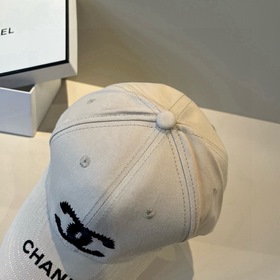 Новая бейсболка от Chanel： классически