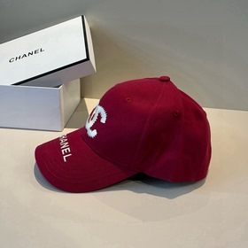 Новая бейсболка от Chanel： классически