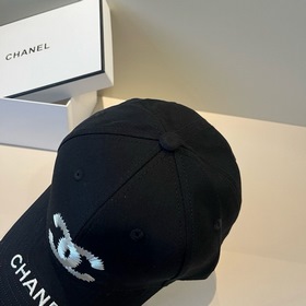 Новая бейсболка от Chanel： классически