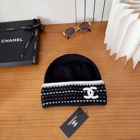 На официальном сайте Chanel появилась