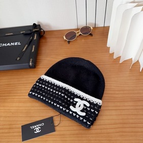 На официальном сайте Chanel появилась 