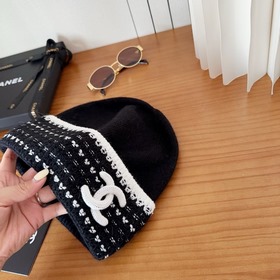 На официальном сайте Chanel появилась 