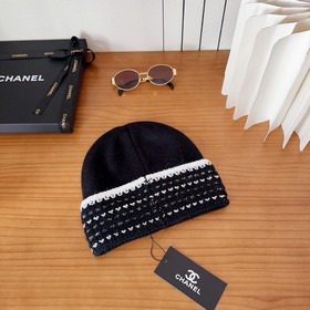 На официальном сайте Chanel появилась 