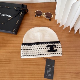 На официальном сайте Chanel появилась