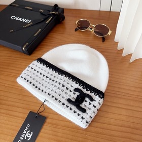На официальном сайте Chanel появилась 