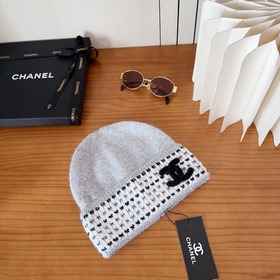На официальном сайте Chanel появилась 