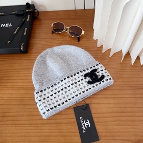 На официальном сайте Chanel появилась 