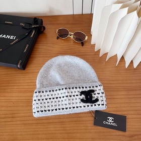 На официальном сайте Chanel появилась 