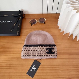 На официальном сайте Chanel появилась