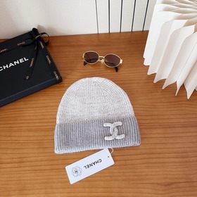 На официальном сайте Chanel появилась