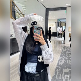 Новая коллекция вязаных шапок Chanel