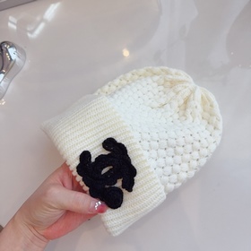 Новая коллекция вязаных шапок Chanel 