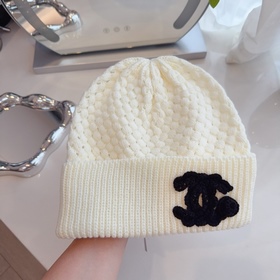 Новая коллекция вязаных шапок Chanel 