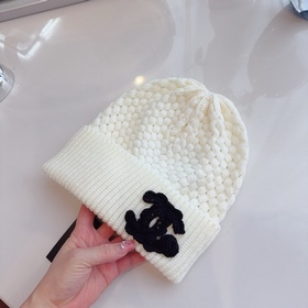 Новая коллекция вязаных шапок Chanel 