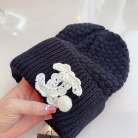 Новая коллекция вязаных шапок Chanel 