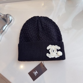 Новая коллекция вязаных шапок Chanel 