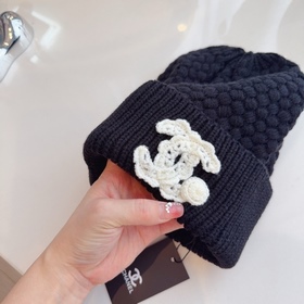 Новая коллекция вязаных шапок Chanel 