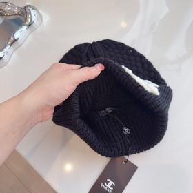 Новая коллекция вязаных шапок Chanel 