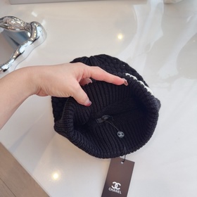 Новая коллекция вязаных шапок Chanel 